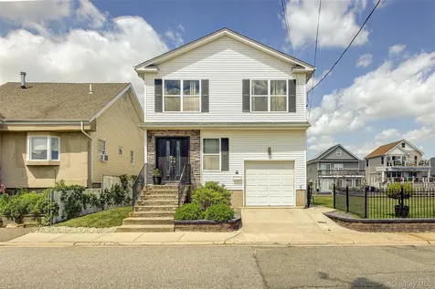 913 Arctic Street Lindenhurst NY 11757