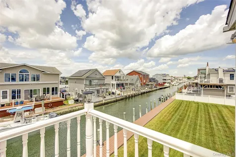 913 Arctic Street Lindenhurst NY 11757