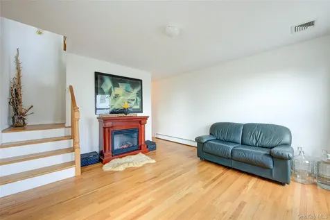 913 Arctic Street Lindenhurst NY 11757