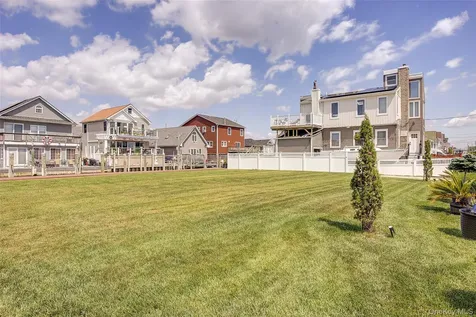 913 Arctic Street Lindenhurst NY 11757
