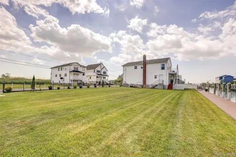913 Arctic Street Lindenhurst NY 11757