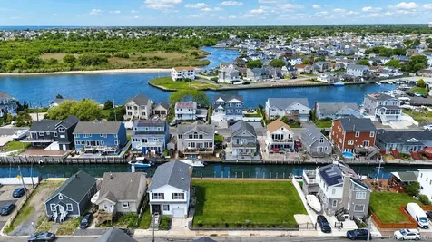 913 Arctic Street Lindenhurst NY 11757