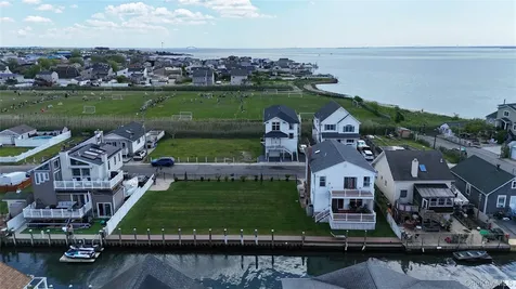 913 Arctic Street Lindenhurst NY 11757