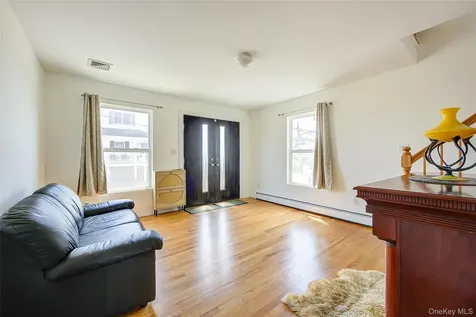 913 Arctic Street Lindenhurst NY 11757