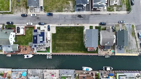 913 Arctic Street Lindenhurst NY 11757