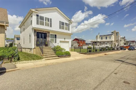 913 Arctic Street Lindenhurst NY 11757