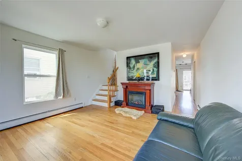 913 Arctic Street Lindenhurst NY 11757
