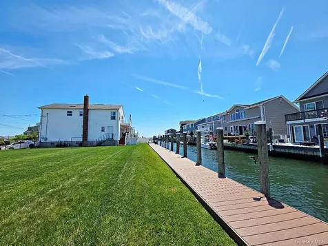 913 Arctic Street Lindenhurst NY 11757