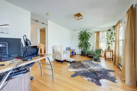 913 Arctic Street Lindenhurst NY 11757
