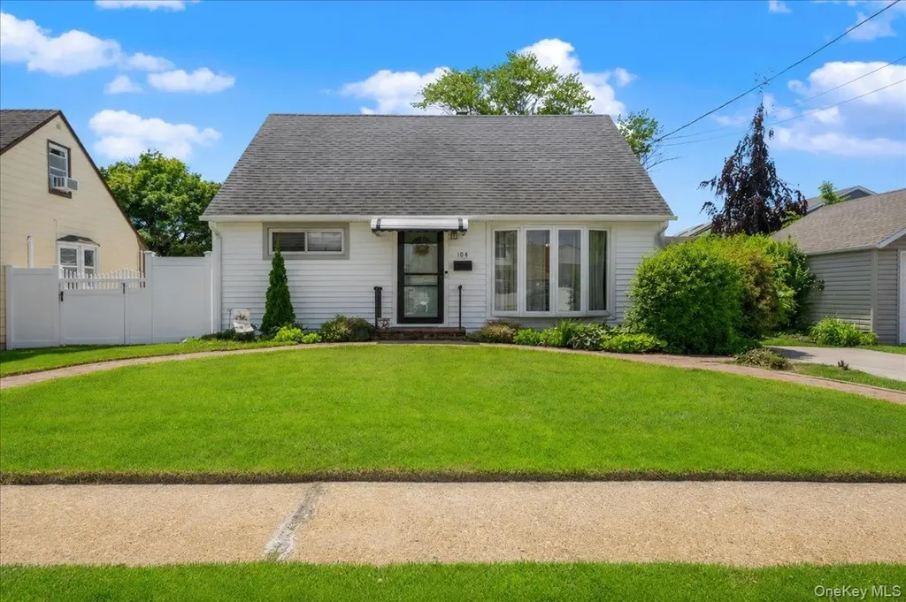 104 Franklin Place Massapequa NY 11758