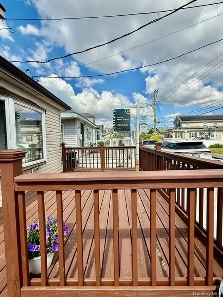 106 E 7th Road Broad Channel NY 11693