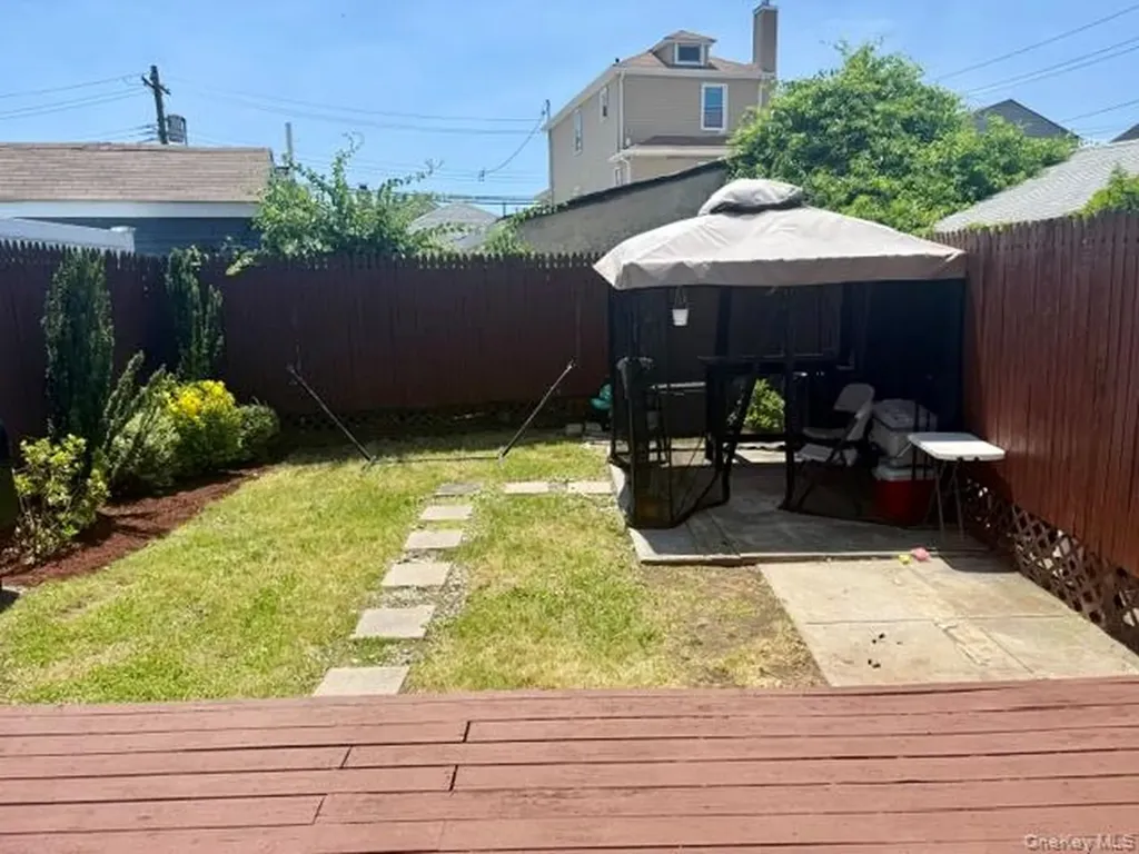 106 E 7th Road Broad Channel NY 11693