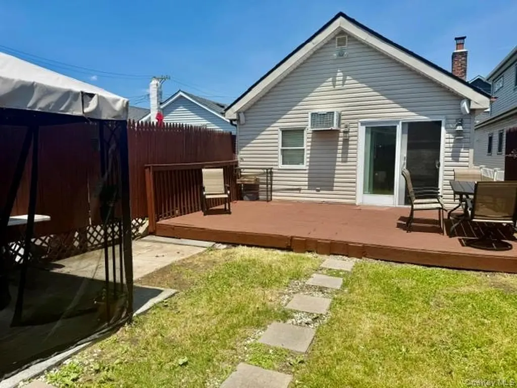 106 E 7th Road Broad Channel NY 11693