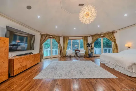 20 Astro Place Dix Hills NY 11746