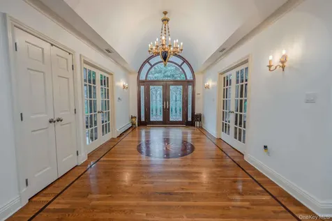 20 Astro Place Dix Hills NY 11746