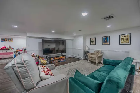 20 Astro Place Dix Hills NY 11746