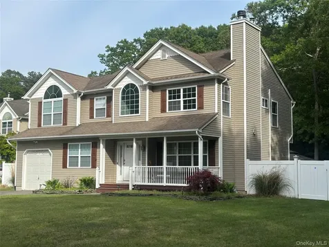 18 Mill Lane Medford NY 11763