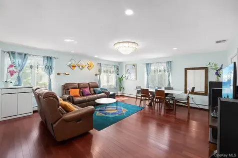 24 Holly Lane Jericho NY 11753