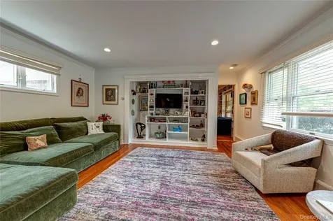 253 Melbury Road Babylon NY 11702
