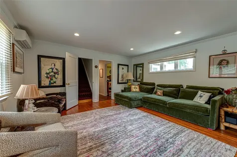 253 Melbury Road Babylon NY 11702
