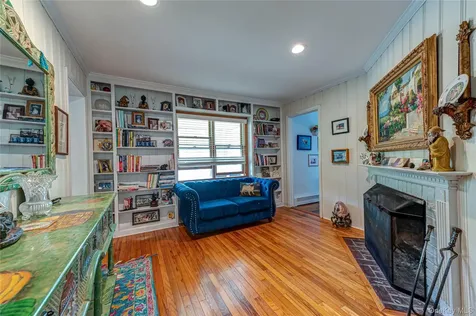 253 Melbury Road Babylon NY 11702
