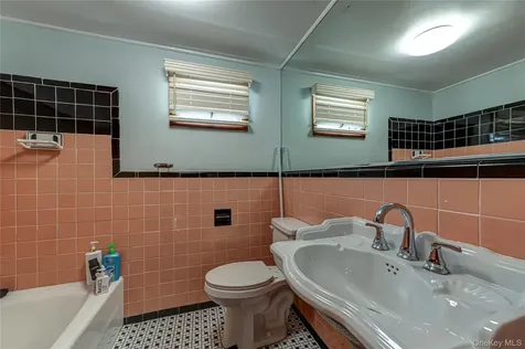 253 Melbury Road Babylon NY 11702