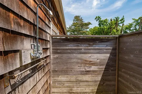 253 Melbury Road Babylon NY 11702