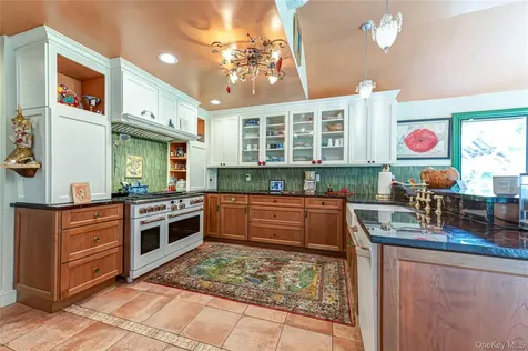 253 Melbury Road Babylon NY 11702