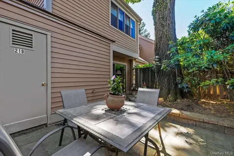 219 Treetop Crescent Lane Rye Brook NY 10573