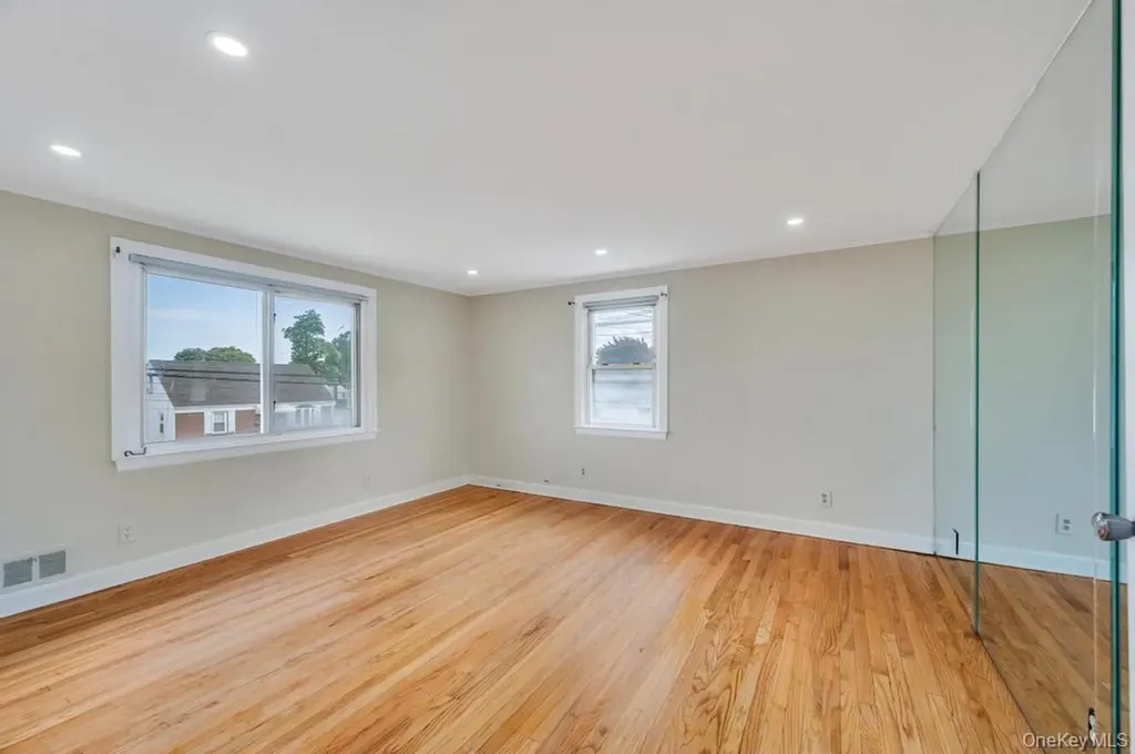 15 Farm Lane Hicksville NY 11801