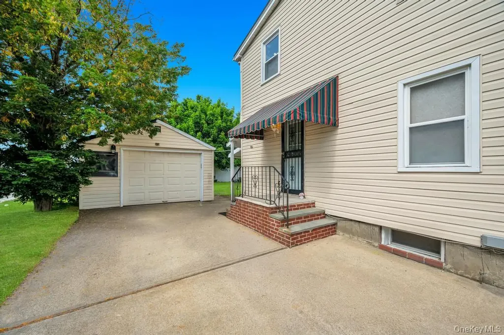 15 Farm Lane Hicksville NY 11801