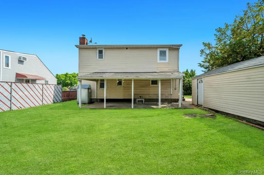 15 Farm Lane Hicksville NY 11801