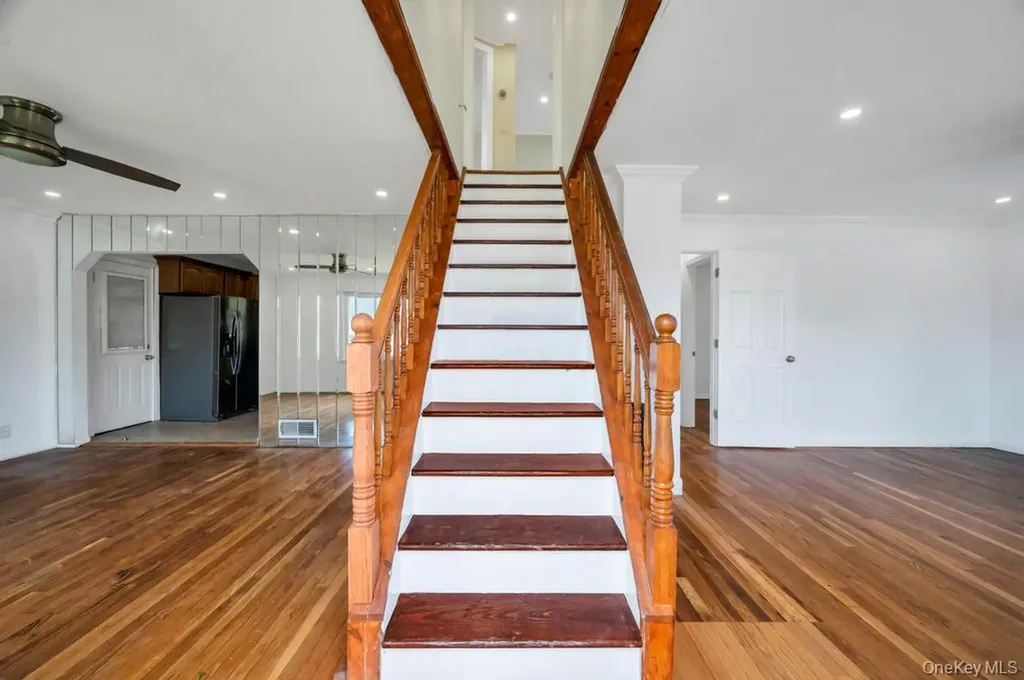 15 Farm Lane Hicksville NY 11801