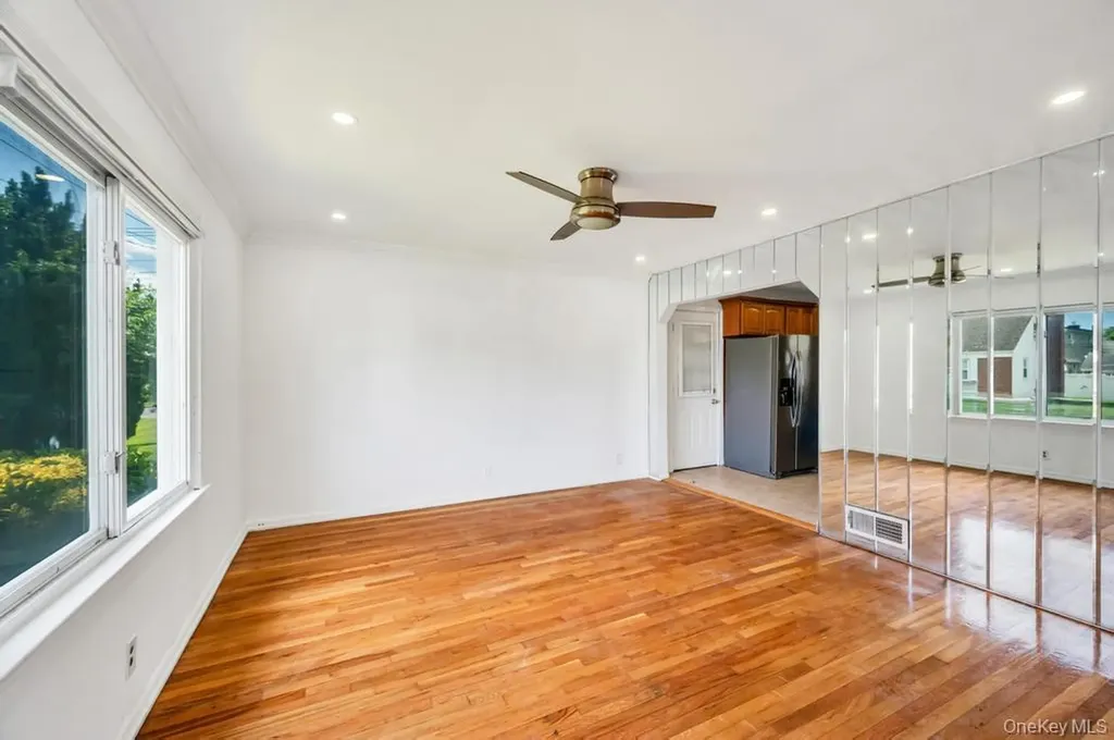 15 Farm Lane Hicksville NY 11801