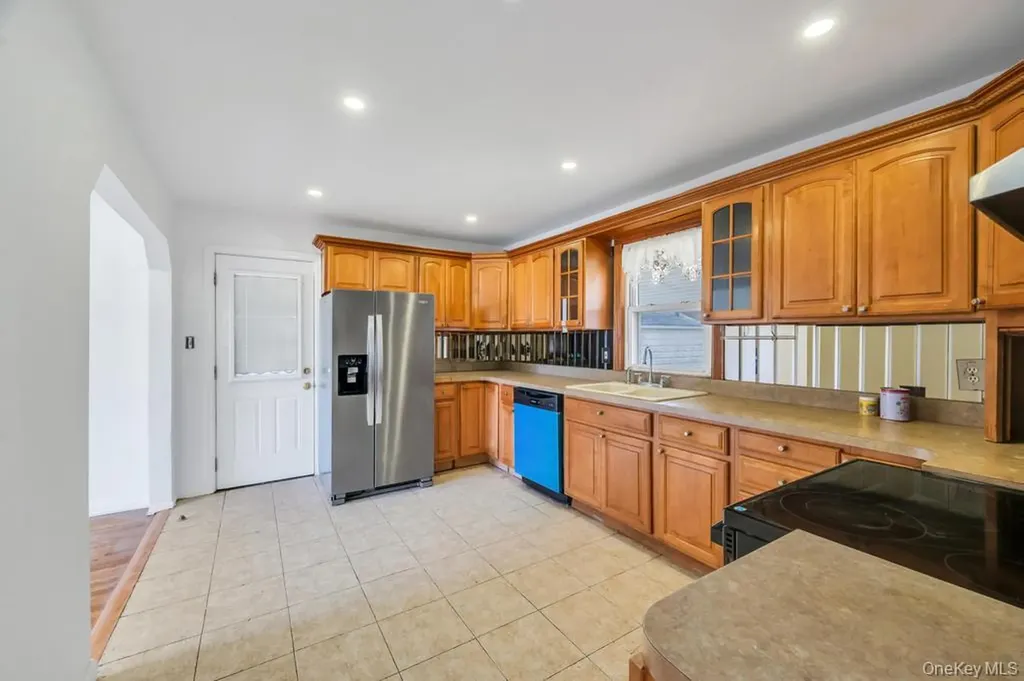15 Farm Lane Hicksville NY 11801