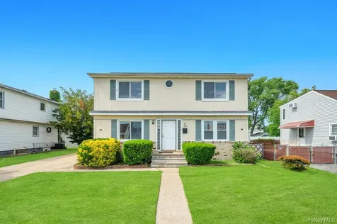 15 Farm Lane Hicksville NY 11801