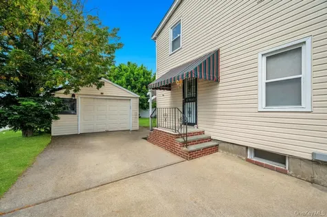 15 Farm Lane Hicksville NY 11801