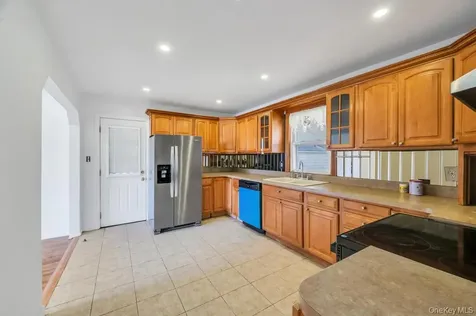 15 Farm Lane Hicksville NY 11801