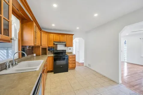 15 Farm Lane Hicksville NY 11801