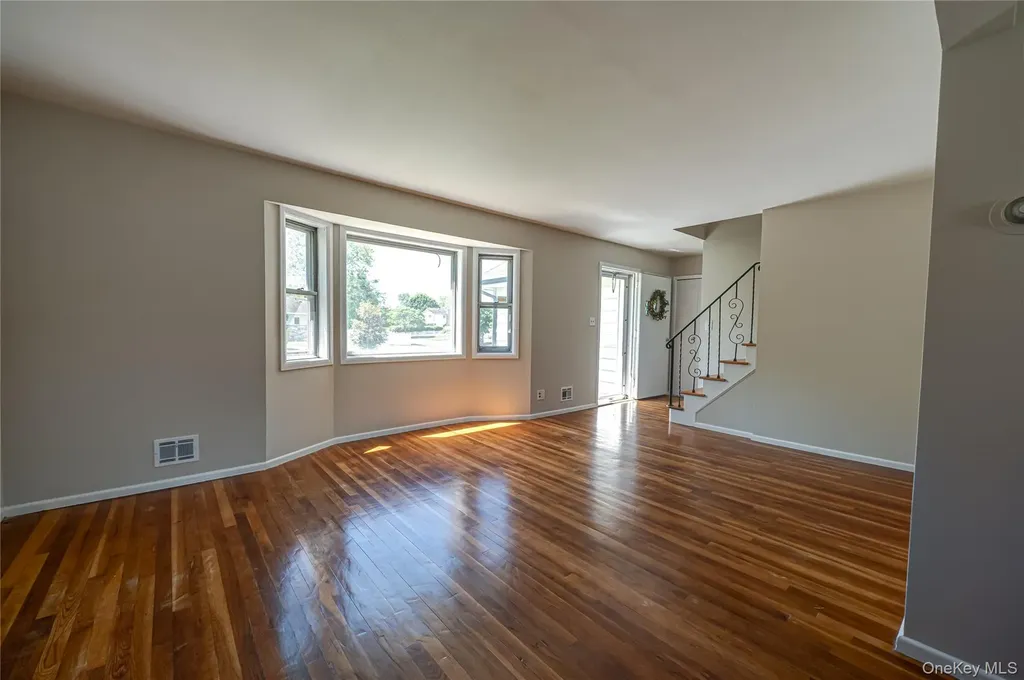 31 Pickwick Drive Commack NY 11725