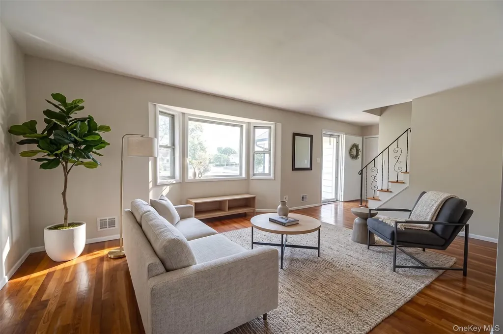 31 Pickwick Drive Commack NY 11725