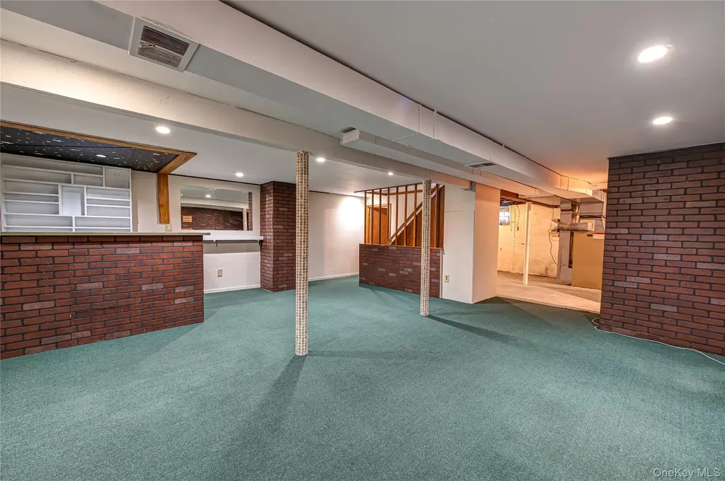 31 Pickwick Drive Commack NY 11725