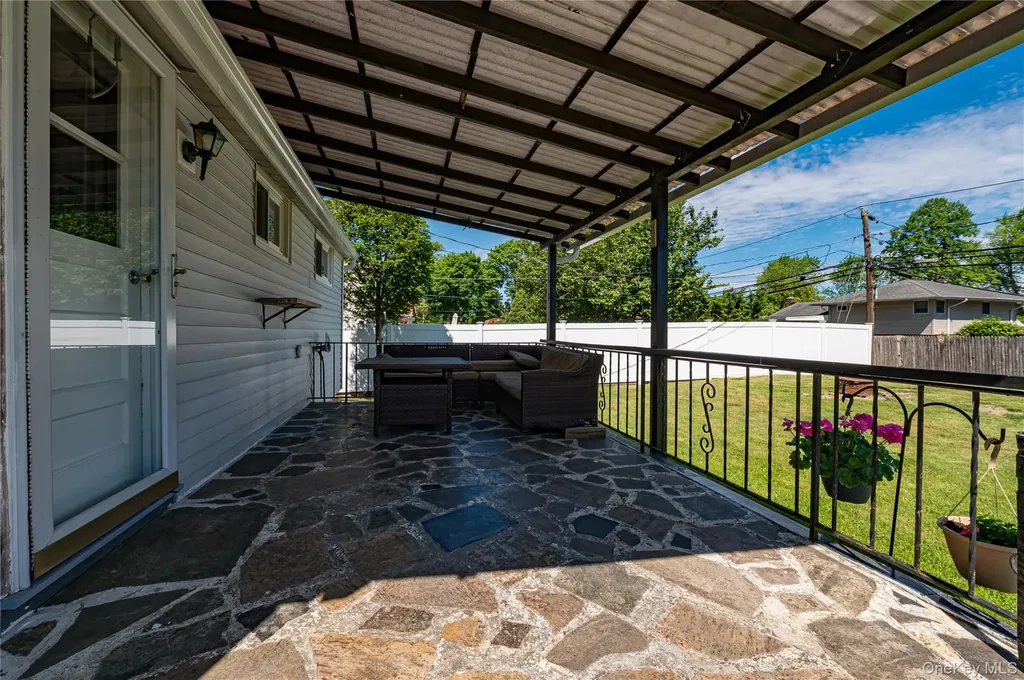 31 Pickwick Drive Commack NY 11725