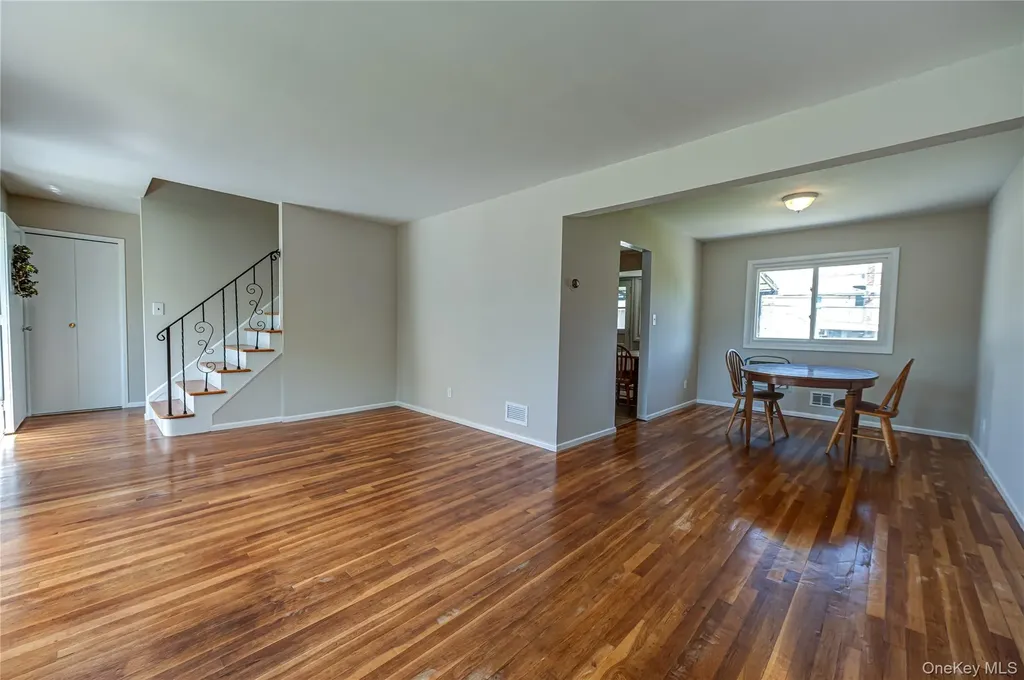 31 Pickwick Drive Commack NY 11725