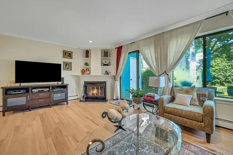 21 Top Of The Ridge Mamaroneck NY 10543