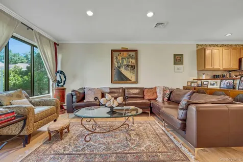 21 Top Of The Ridge Mamaroneck NY 10543