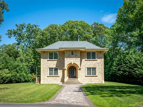 225 Old Willets Path Smithtown NY 11787
