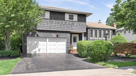 20 Acorn Lane Plainview NY 11803