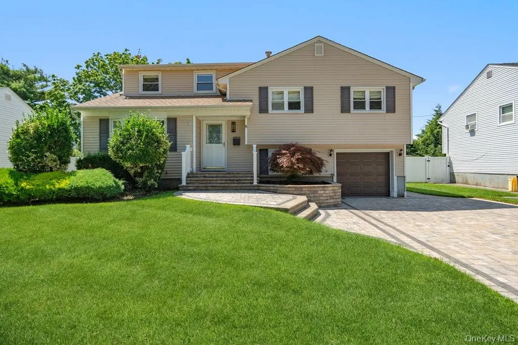 8 Radnor Court Hicksville NY 11801