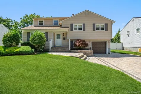 8 Radnor Court Hicksville NY 11801